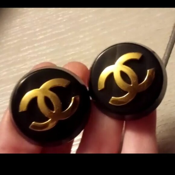 Chanel Vintage LARGE Interlocking CC Black and Gold Clip-On Earrings - Picture 13 of 16